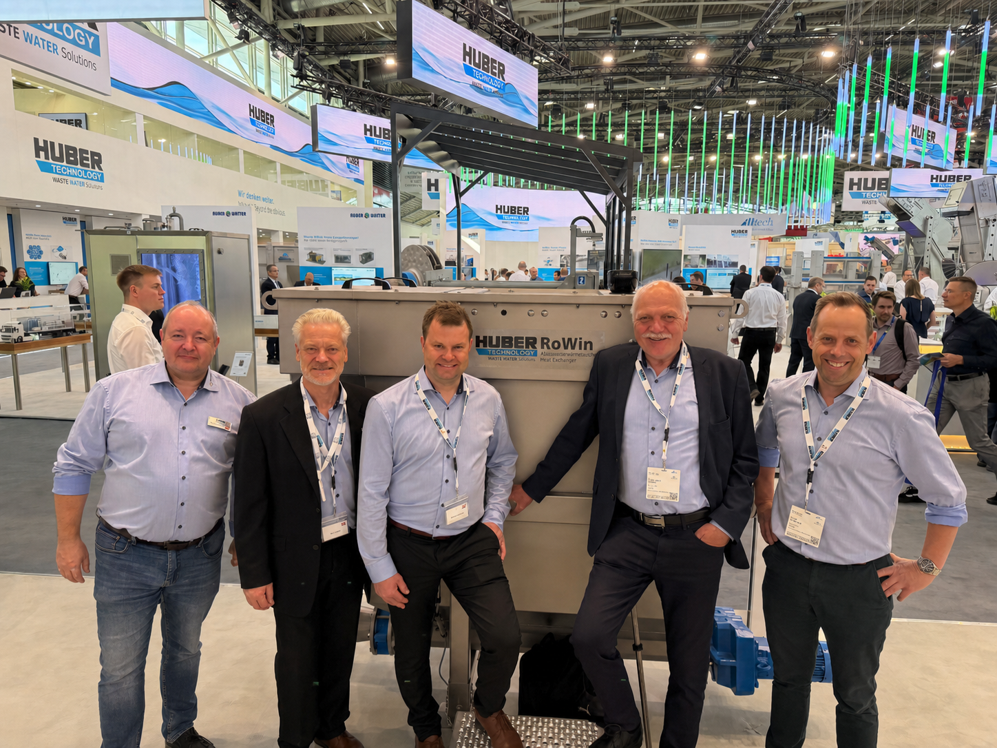 Fra højre: Peter Eskelund (CCO), Steen Buhl Larsen (CEO), Rune Christiansen (Serviceleder), Aslak Skjøth (CTO) og Tommy B. Nielsen (Salgsingeniør)